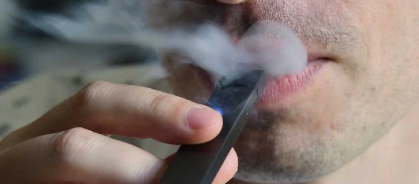 Στα 21 το όριο ηλικίας για την αγορά ηλεκτρονικού τσιγάρου